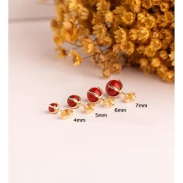 Pendientes en Oro de 18k con piedra coral de 5 mm. con garras