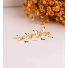 Pendientes en Oro de 18k con perla de 5 mm. con garras