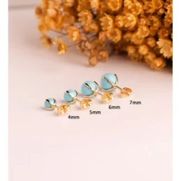 Pendientes en Oro de 18k con piedra turquesa de 5 mm. con garras