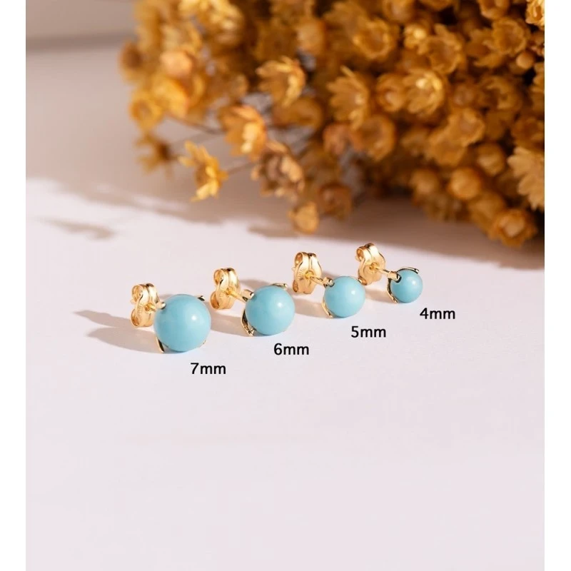 Pendientes en Oro de 18k con piedra turquesa de 6 mm. con garras