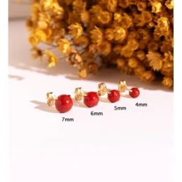 Pendientes de Oro en 18k con piedra coral de 7 mm. y garras