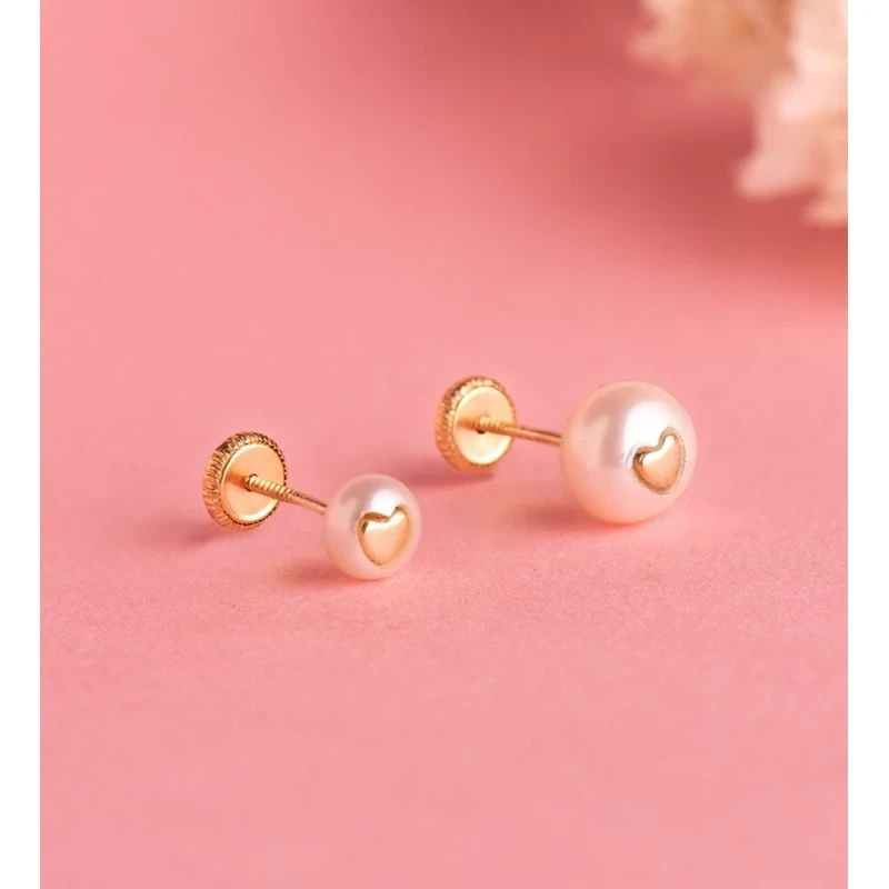 Pendientes de Oro 18k con perla de 5 mm. y corazon en el centro
