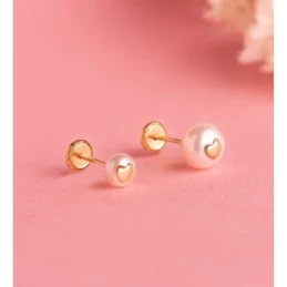 Pendientes de Oro 18k con perla de 7 mm. interior de córazon en el ce