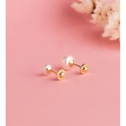 Pendientes de Oro 18k con perla de 7 mm. interior de córazon en el ce