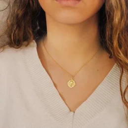 Virgen Niña medalla oro 18k Primera Comunión colgante 19 mm. forma pa