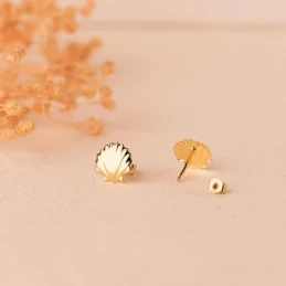 Pendientes en Oro de 9k con forma de concha de 8 mm. con detalle