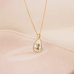 Virgen Niña medalla oro bicolor 18k Primera Comunión 19 mm. bordes ta