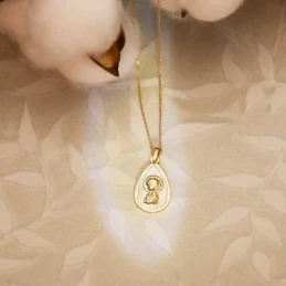 Virgen Niña medalla oro 18k Primera Comunión 19 mm. nácar forma gota