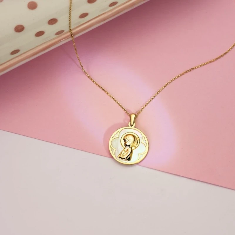 Virgen Niña medalla oro 18k Primera Comunión 18 mm. nácar fondo