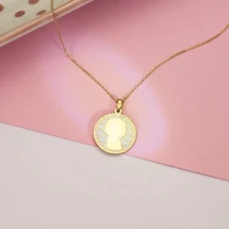 Virgen Niña medalla oro 18k Primera Comunión 18 mm. nácar fondo