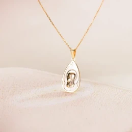 Virgen Niña medalla oro 18k Primera Comunión 21 mm. forma gota nácar