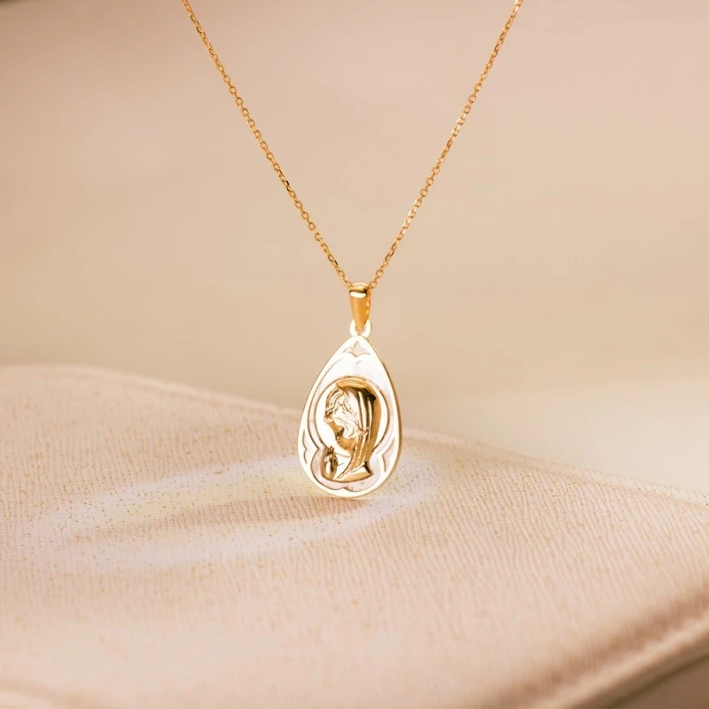 Virgen Niña medalla oro 18k Primera Comunión 19 mm. nácar fondo forma