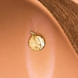 Medalla oro 18k Primera Comunión 16 mm. Virgen María Reina de los Cie