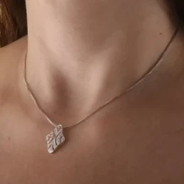 Gargantilla oro blanco 18k mujer colgante alargado circonitas formas