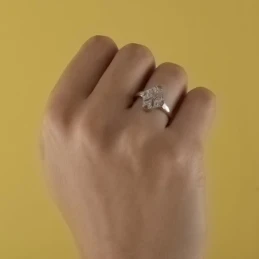 Sortija oro blanco 18k mujer cabeza forma rombo calado circonitas