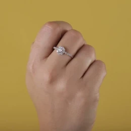 Sortija oro blanco 18k mujer cabeza redonda circonitas centro lateral