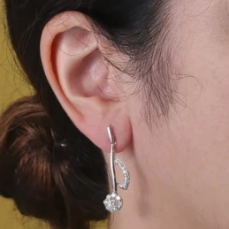 Pendientes largos oro blanco 18k mujer 35 mm. formas onduladas circon