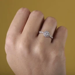 Sortija oro blanco 18k mujer cabeza cuajo circonitas detalle laterale