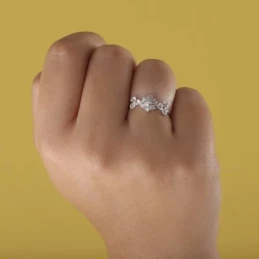 Sortija oro blanco 18k mujer cabeza forma flor circonitas combinadas