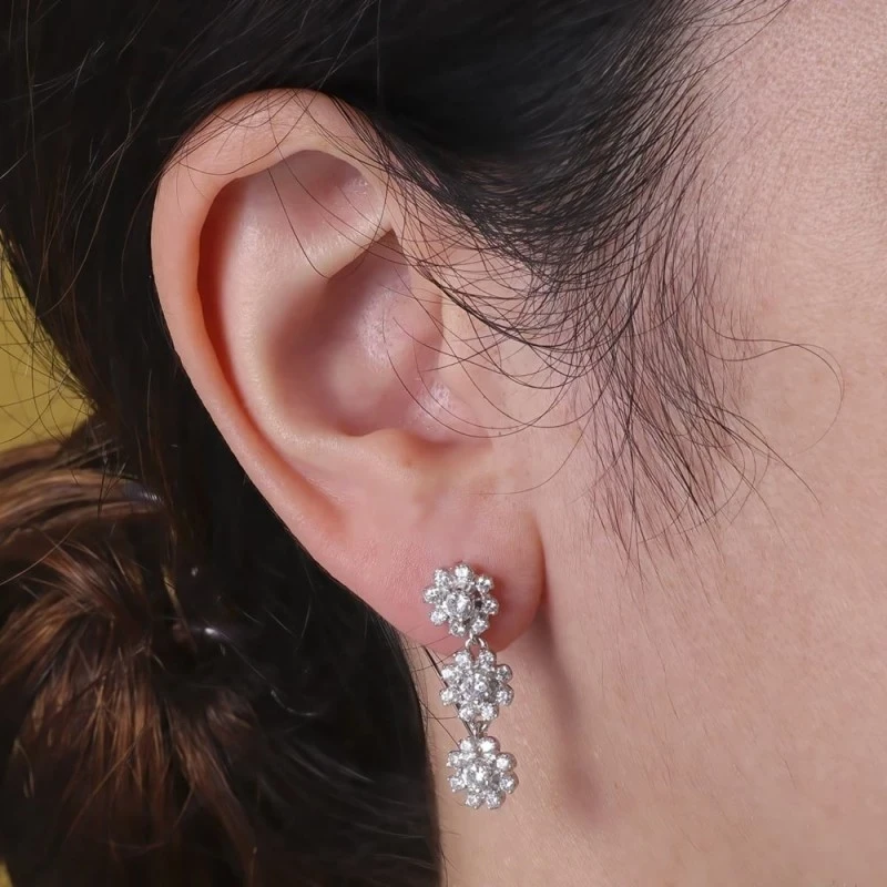 Pendientes largos oro blanco 18k mujer 28 mm. tres cuajos circonitas