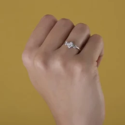 Sortija oro blanco 18k mujer rombo circonitas centro cabeza laterales