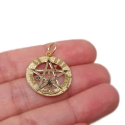 Colgante oro 18k tetragramatón 22 mm. unisex amuleto calado detalles