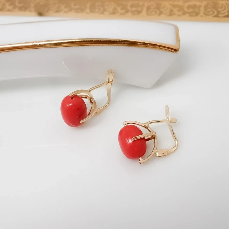 Pendientes oro 18k mujer 12 mm. piedra coral centro garras