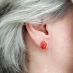 Pendientes oro 18k mujer 12 mm. piedra coral centro garras