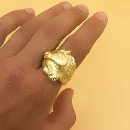 Sello oro 18k hombre cabeza caballos entrelazados laterales tallados