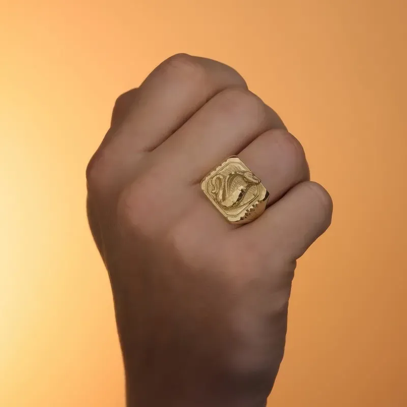 Sello oro 18k hombre serpiente cobra cabeza ancho 20 mm. detalles tal