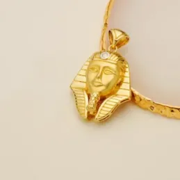 Colgante oro bicilor 18k unisex 32 mm. Tutankamon brillo detalles rea