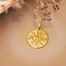 Cruz Crismón Martele medalla oro 18k unisex 18 mm. detalles ondulados