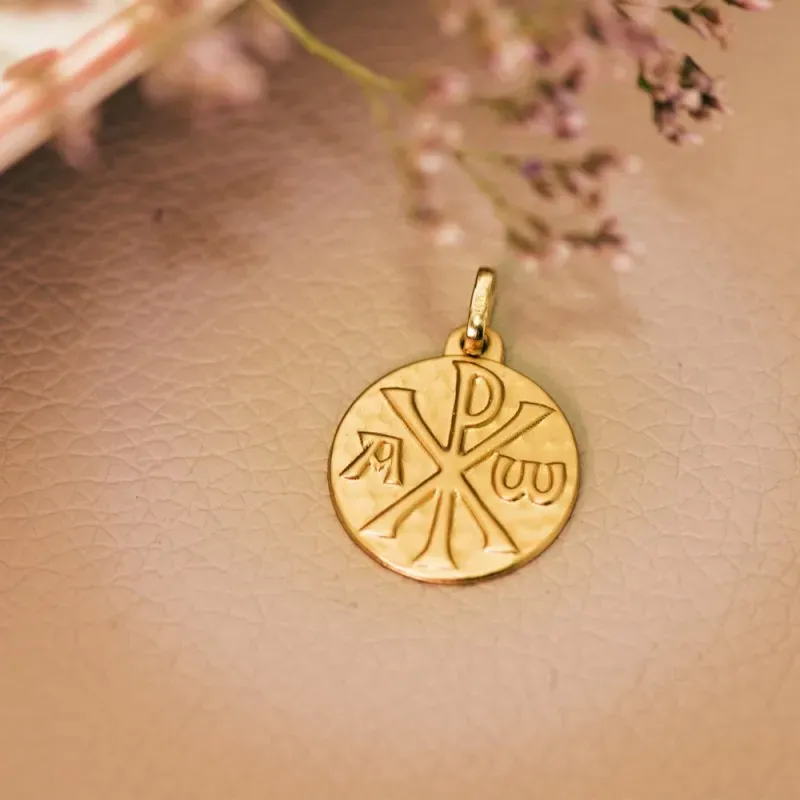 Cruz Crismón Martele medalla oro 18k unisex 18 mm. detalles ondulados