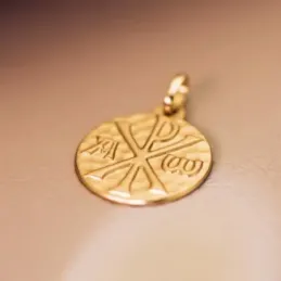 Cruz Crismón Martele medalla oro 18k unisex 18 mm. detalles ondulados
