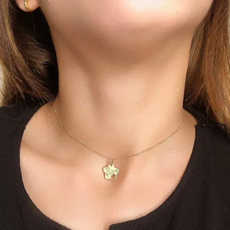 Colgante oro 18k mujer 15 mm. flor mensaje centro TE QUIERO detalle c