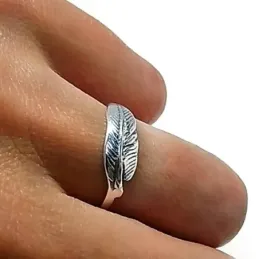 Sortija plata Ley 925m. mujer motivo pluma oxidada