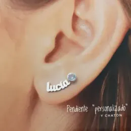 Pendientes plata Ley 925m nombre personalizable liso chatón 4mm. circonita cierre presión