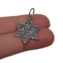 Estrella de la Suerte colgante plata Ley 925m amuleto 18 mm. detalle