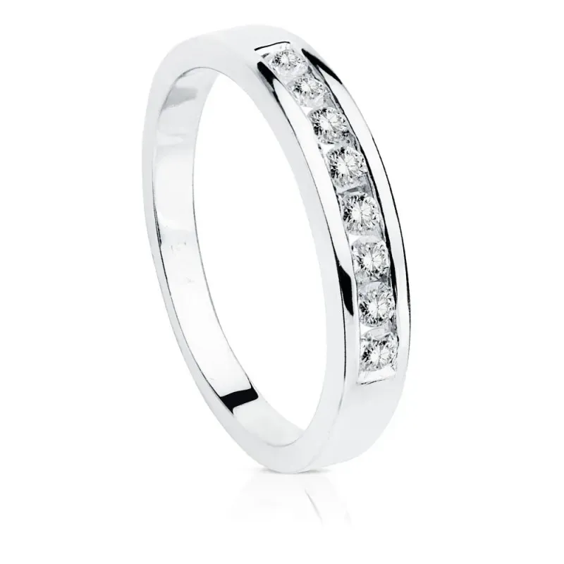 Alianza oro blanco 18k lisa acabado pulido centro carril 8 diamantes 0.240ct. brillantes