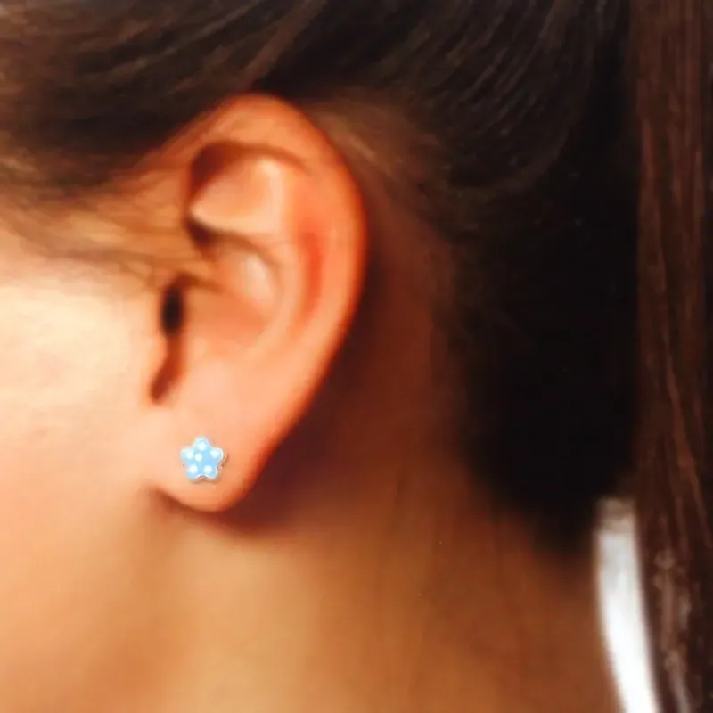 Pendientes plata Ley 925m niña 5 mm. forma flor esmaltada azul lunare