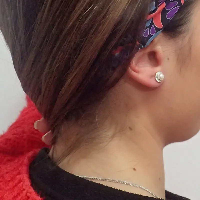 Pendientes oro 18k redondo perla cultivada botón 5,5mm. [5469]
