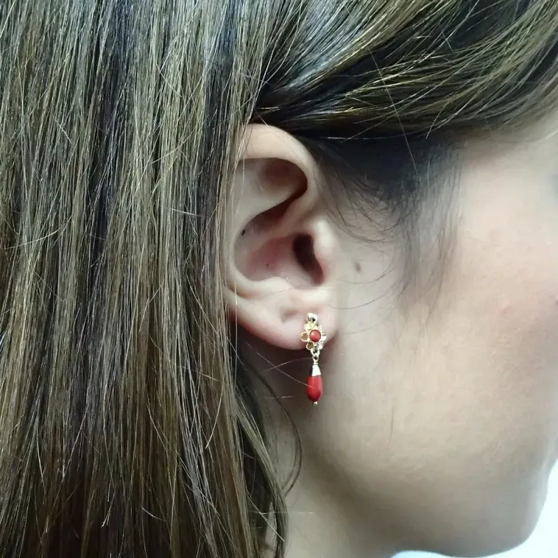 Pendientes oro 18k largos lágrima coral 22mm. [AB2819]