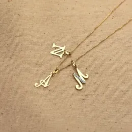 Colgante oro 18k letra inglesa M mayúscula 10mm. lisa calada