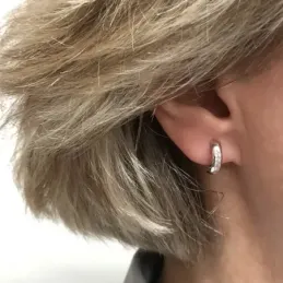 Pendientes oro blanco 18k mujer 13.5mm. medio aro banda lisa centro carril circonitas cierre catalán