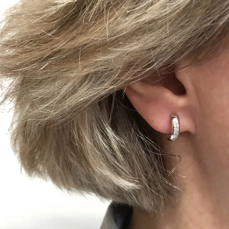 Pendientes oro blanco 18k mujer 13.5mm. medio aro banda lisa centro carril circonitas cierre catalán