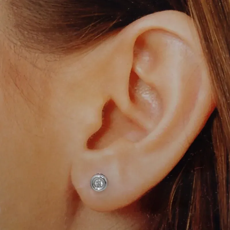 Pendientes Oro Blanco 18k modelo Tu Diamante (2 Diamantes 2,90mm. 0,20cts.) Medida: 5,90mm. Presión.