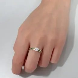 Solitario oro 18k carril piedras verdes centro garra circonita 5mm. mujer