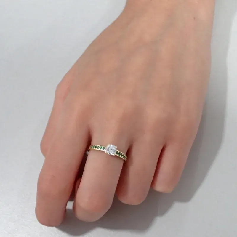Solitario oro 18k carril piedras verdes centro garra circonita 5mm. mujer
