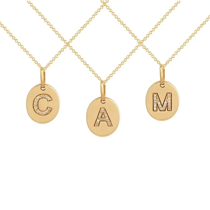 Colgante personalizado con cadena Oro Amarillo 18k modelo Circles Diferentes iniciales.