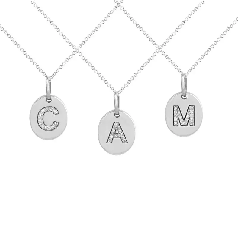 Colgante personalizado con cadena Oro Blanco 18k modelo Circles Diferentes iniciales.